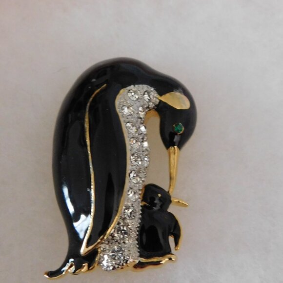 Ladies Penguin Winter Brooch - Picture 3 of 3